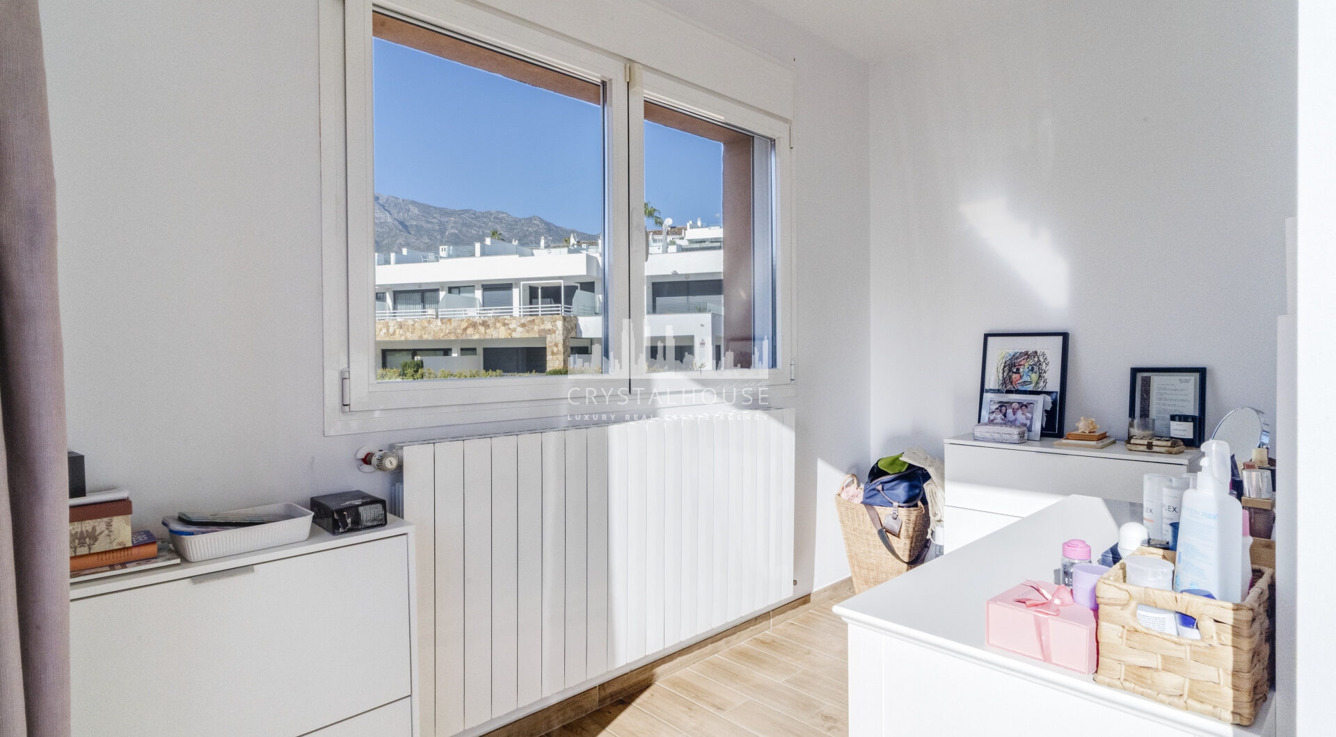 Elegant Four-Sypialnia Townhouse z prywatnym basenem w Lomas de Puente Romano