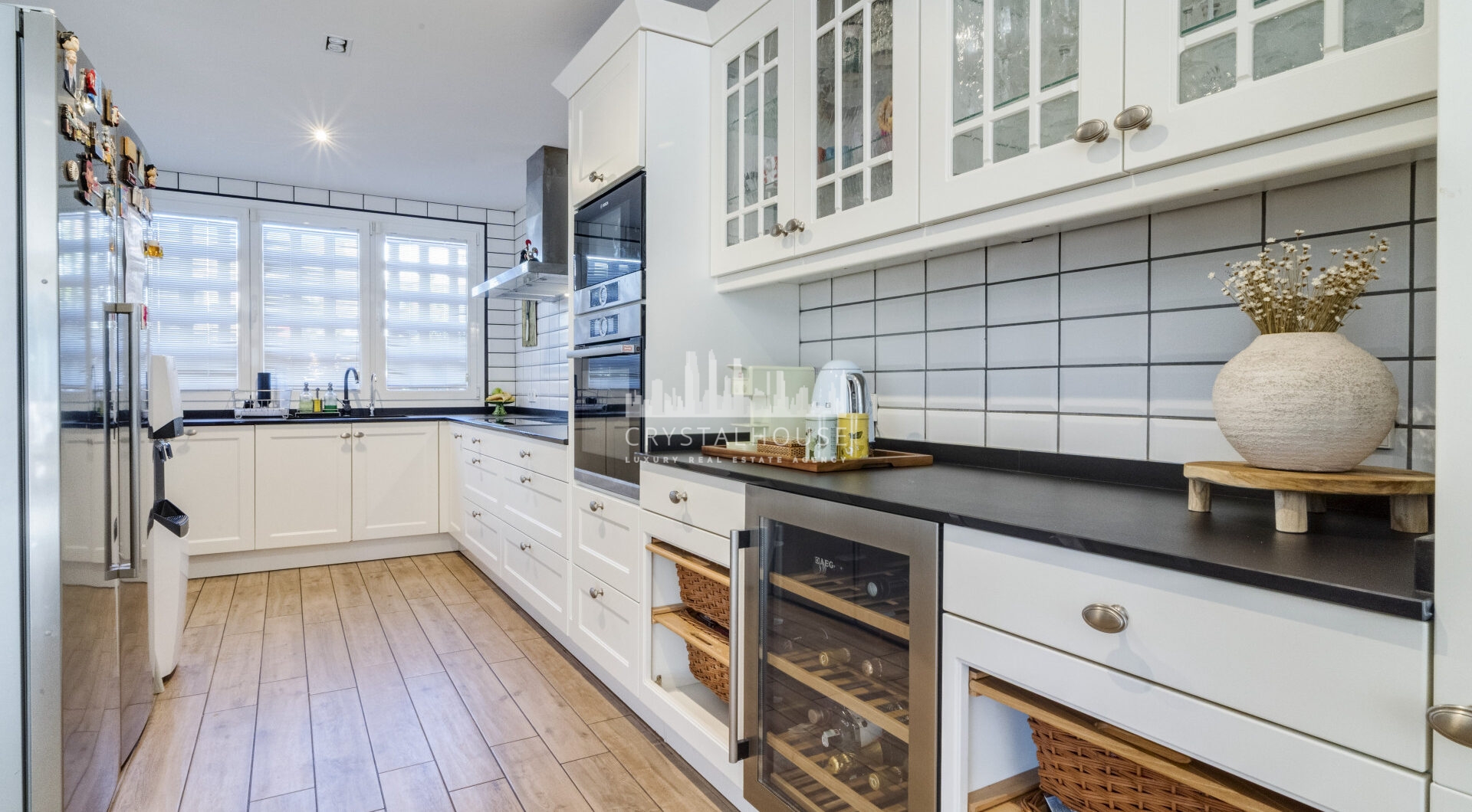 Elegant Four-Sypialnia Townhouse z prywatnym basenem w Lomas de Puente Romano