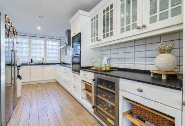 Elegant Four-Sypialnia Townhouse z prywatnym basenem w Lomas de Puente Romano