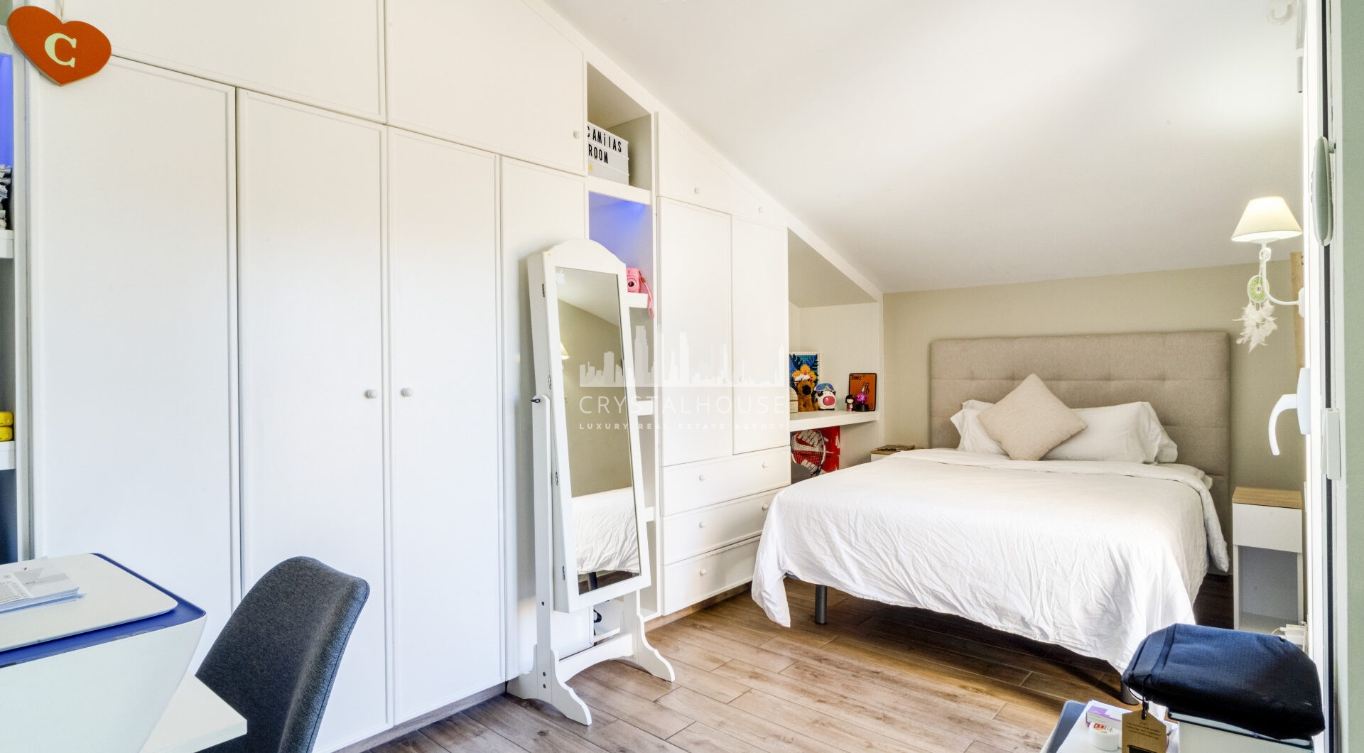 Elegant Four-Sypialnia Townhouse z prywatnym basenem w Lomas de Puente Romano