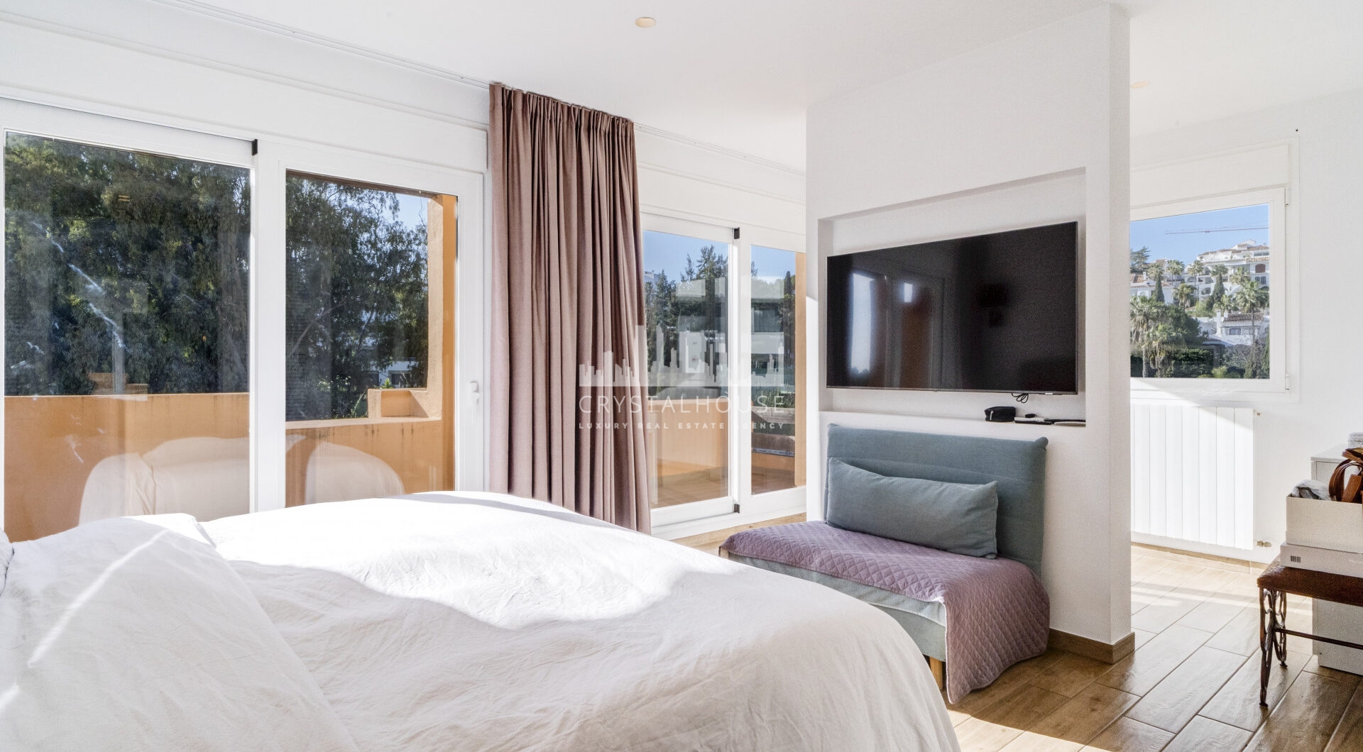 Elegant Four-Sypialnia Townhouse z prywatnym basenem w Lomas de Puente Romano