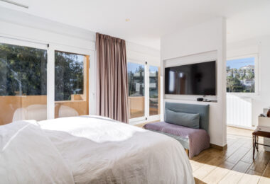 Elegant Four-Sypialnia Townhouse z prywatnym basenem w Lomas de Puente Romano