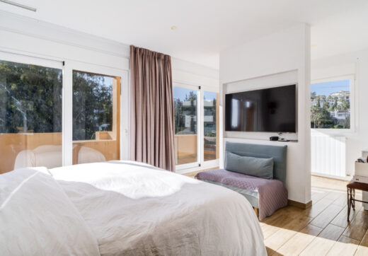 Elegant Four-Sypialnia Townhouse z prywatnym basenem w Lomas de Puente Romano