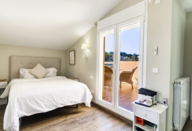 Elegant Four-Sypialnia Townhouse z prywatnym basenem w Lomas de Puente Romano