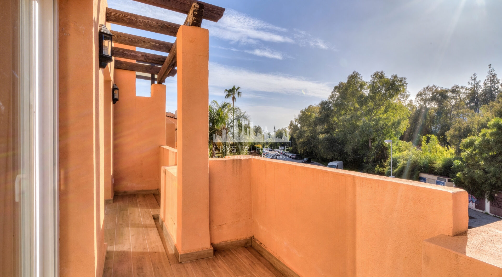 Elegant Four-Sypialnia Townhouse z prywatnym basenem w Lomas de Puente Romano