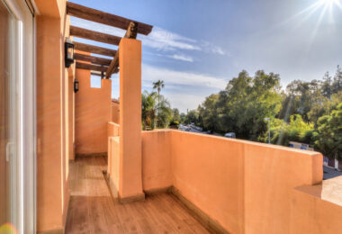 Elegant Four-Sypialnia Townhouse z prywatnym basenem w Lomas de Puente Romano