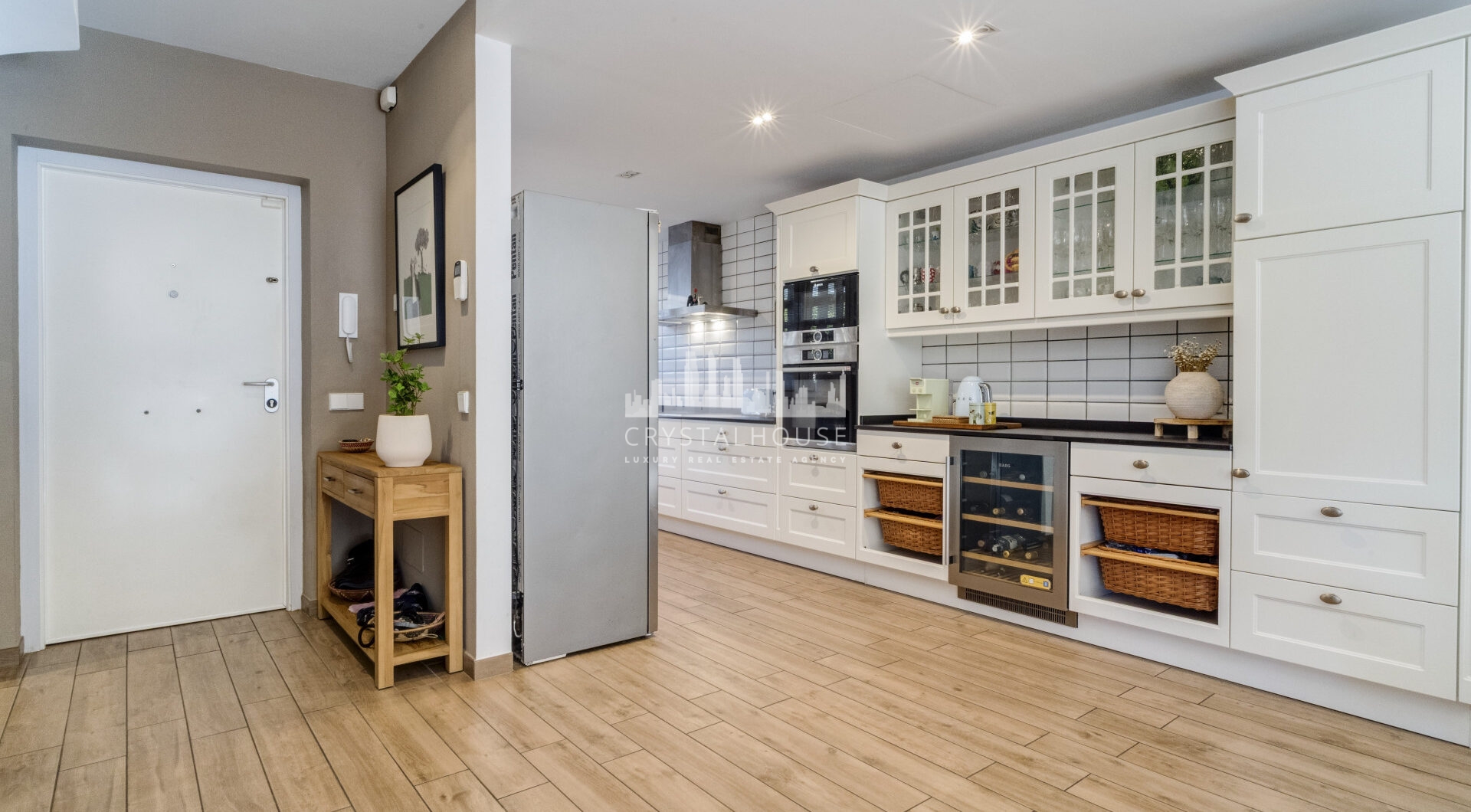 Elegant Four-Sypialnia Townhouse z prywatnym basenem w Lomas de Puente Romano