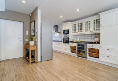 Elegant Four-Sypialnia Townhouse z prywatnym basenem w Lomas de Puente Romano