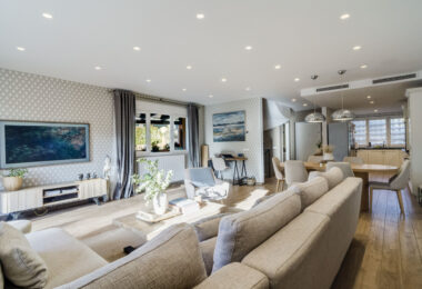 Elegant Four-Sypialnia Townhouse z prywatnym basenem w Lomas de Puente Romano