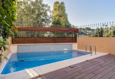 Elegant Four-Sypialnia Townhouse z prywatnym basenem w Lomas de Puente Romano