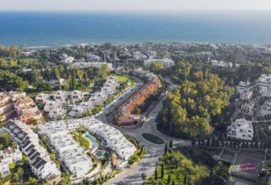 Elegant Four-Sypialnia Townhouse z prywatnym basenem w Lomas de Puente Romano