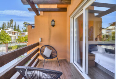 Elegant Four-Sypialnia Townhouse z prywatnym basenem w Lomas de Puente Romano