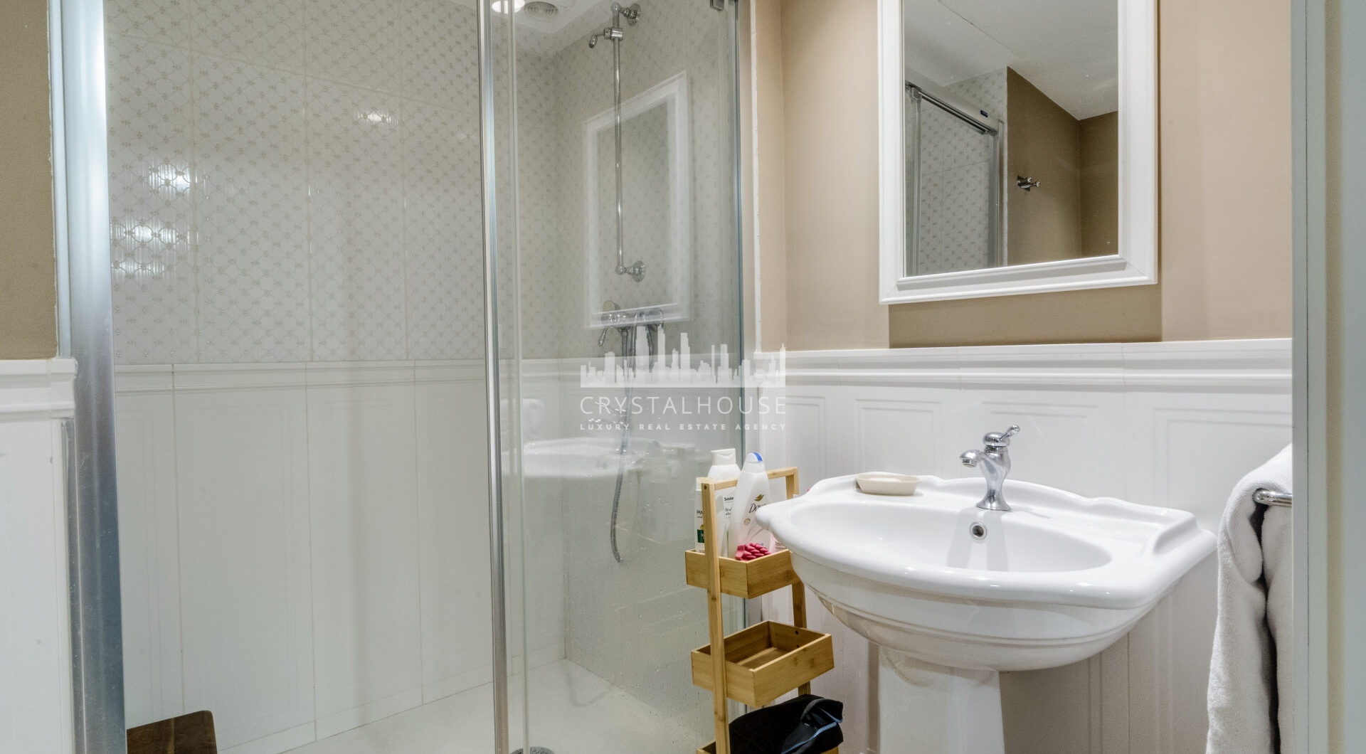 Elegant Four-Sypialnia Townhouse z prywatnym basenem w Lomas de Puente Romano