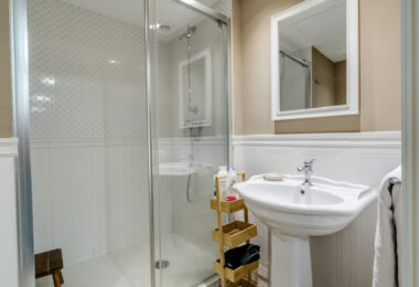 Elegant Four-Sypialnia Townhouse z prywatnym basenem w Lomas de Puente Romano