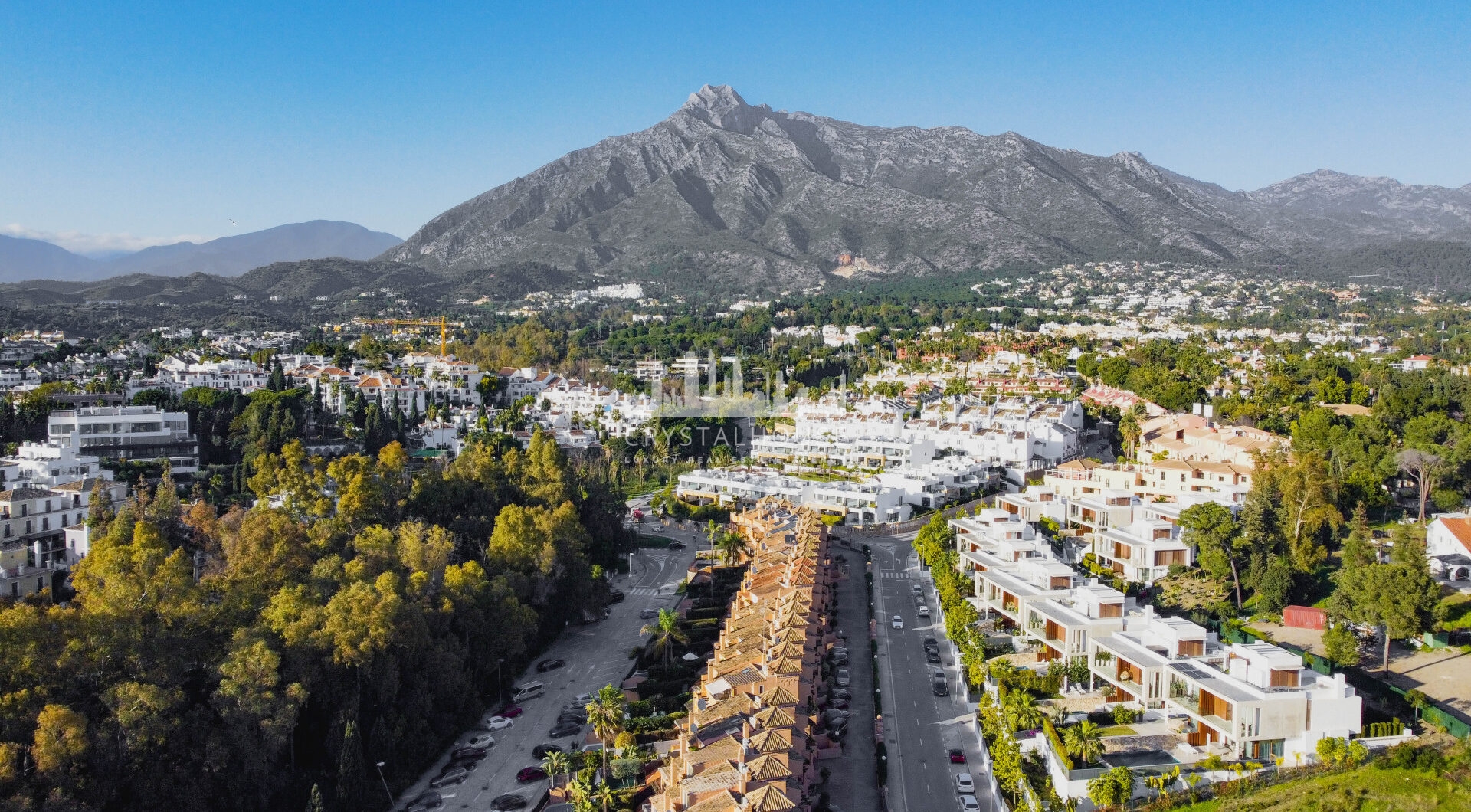 Elegant Four-Sypialnia Townhouse z prywatnym basenem w Lomas de Puente Romano