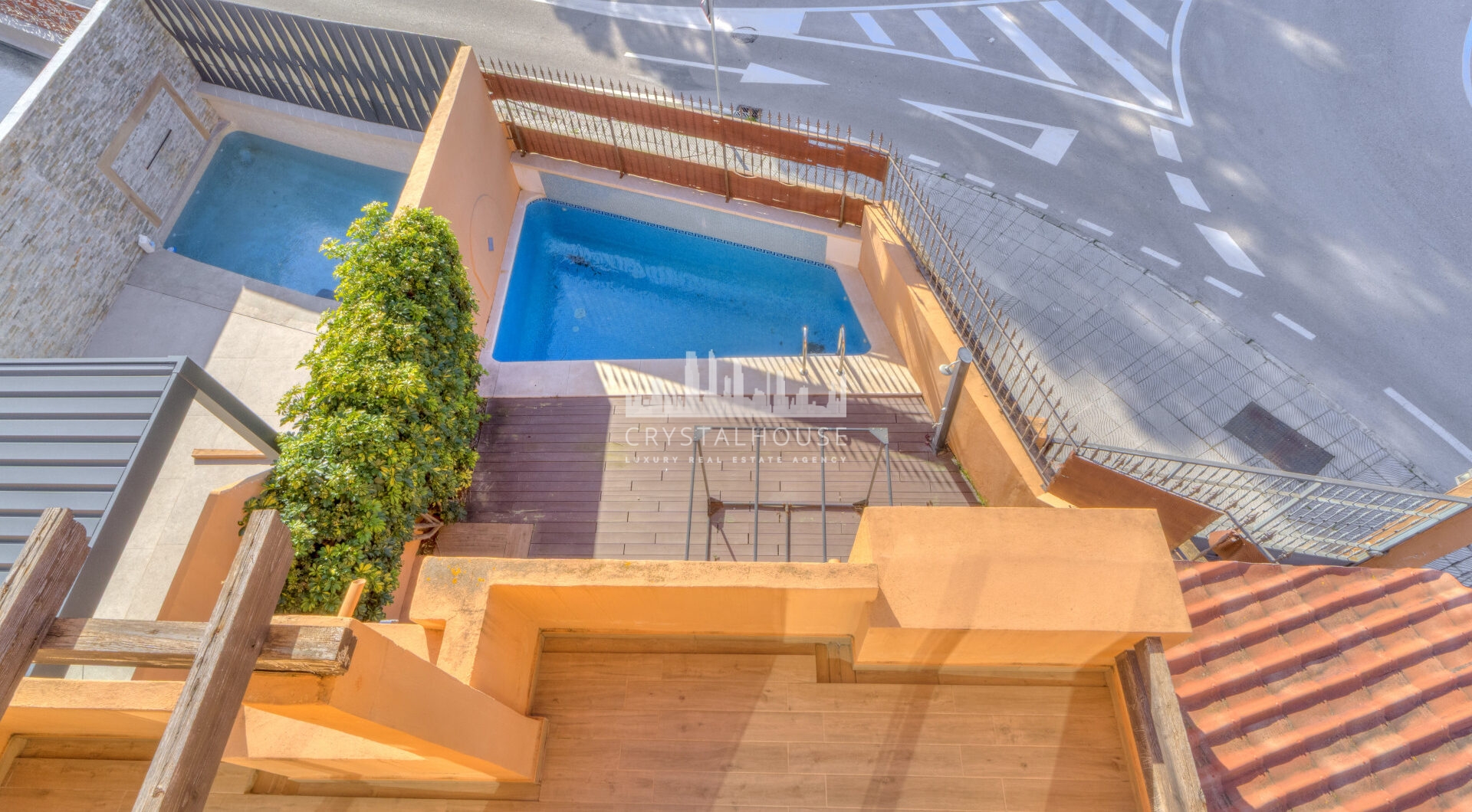 Elegant Four-Sypialnia Townhouse z prywatnym basenem w Lomas de Puente Romano