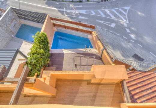 Elegant Four-Sypialnia Townhouse z prywatnym basenem w Lomas de Puente Romano
