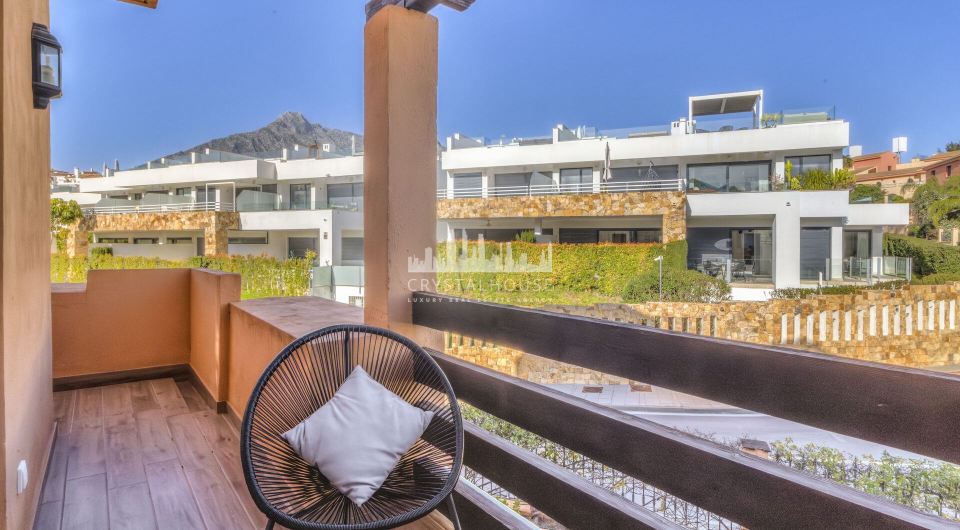 Elegant Four-Sypialnia Townhouse z prywatnym basenem w Lomas de Puente Romano