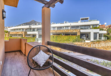 Elegant Four-Sypialnia Townhouse z prywatnym basenem w Lomas de Puente Romano