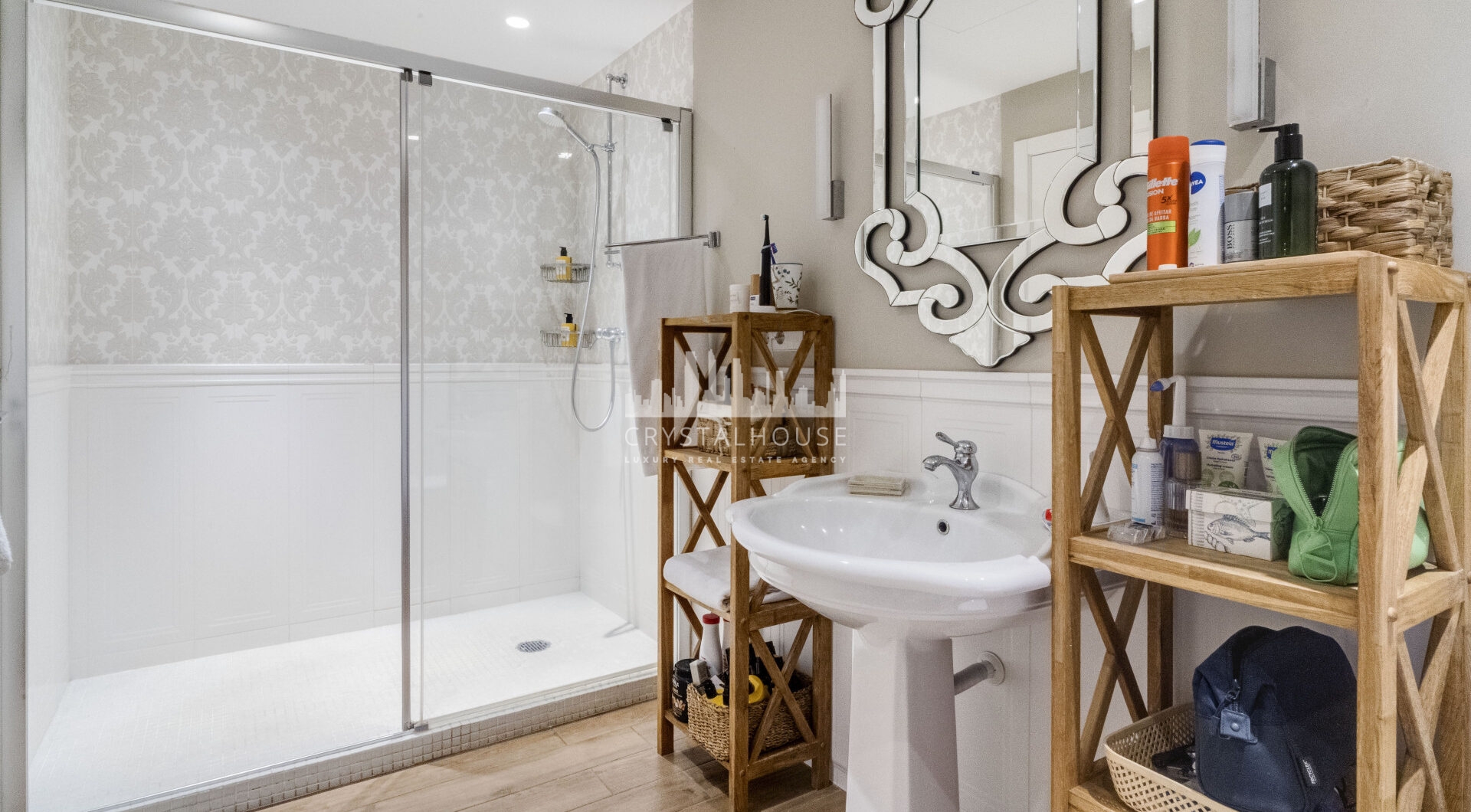 Elegant Four-Sypialnia Townhouse z prywatnym basenem w Lomas de Puente Romano