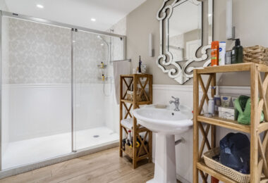 Elegant Four-Sypialnia Townhouse z prywatnym basenem w Lomas de Puente Romano