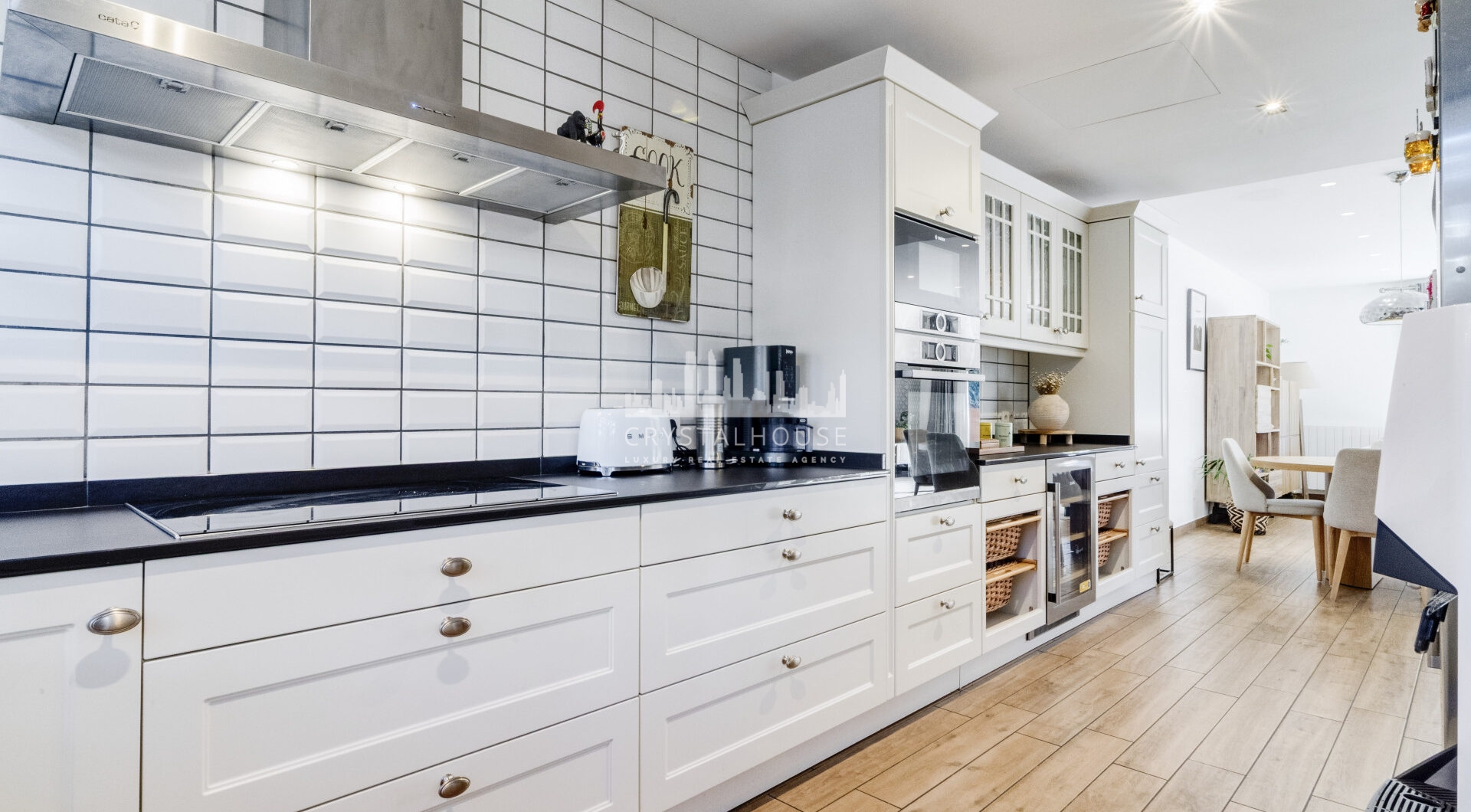 Elegant Four-Sypialnia Townhouse z prywatnym basenem w Lomas de Puente Romano