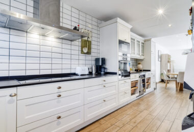 Elegant Four-Sypialnia Townhouse z prywatnym basenem w Lomas de Puente Romano