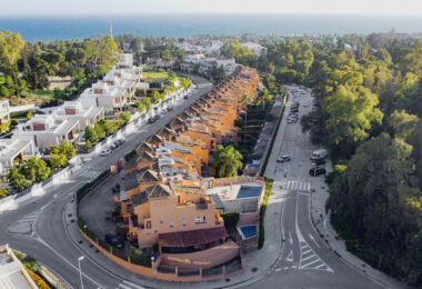 Elegant Four-Sypialnia Townhouse z prywatnym basenem w Lomas de Puente Romano