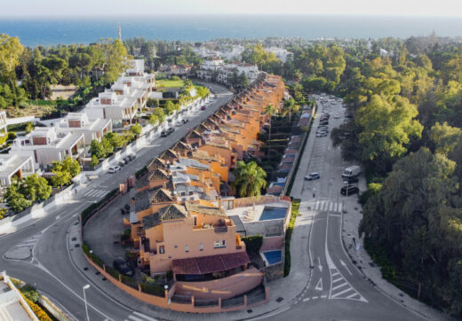 Elegant Four-Sypialnia Townhouse z prywatnym basenem w Lomas de Puente Romano