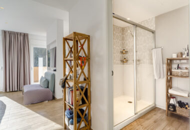 Elegant Four-Sypialnia Townhouse z prywatnym basenem w Lomas de Puente Romano