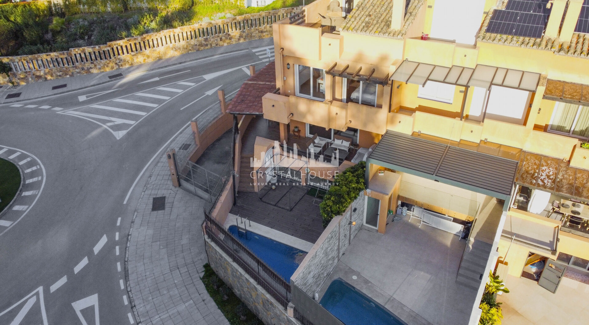 Elegant Four-Sypialnia Townhouse z prywatnym basenem w Lomas de Puente Romano