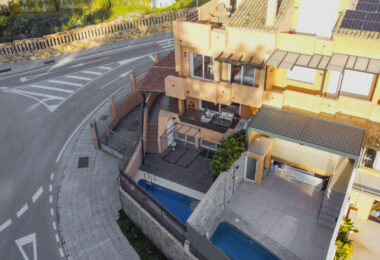 Elegant Four-Sypialnia Townhouse z prywatnym basenem w Lomas de Puente Romano