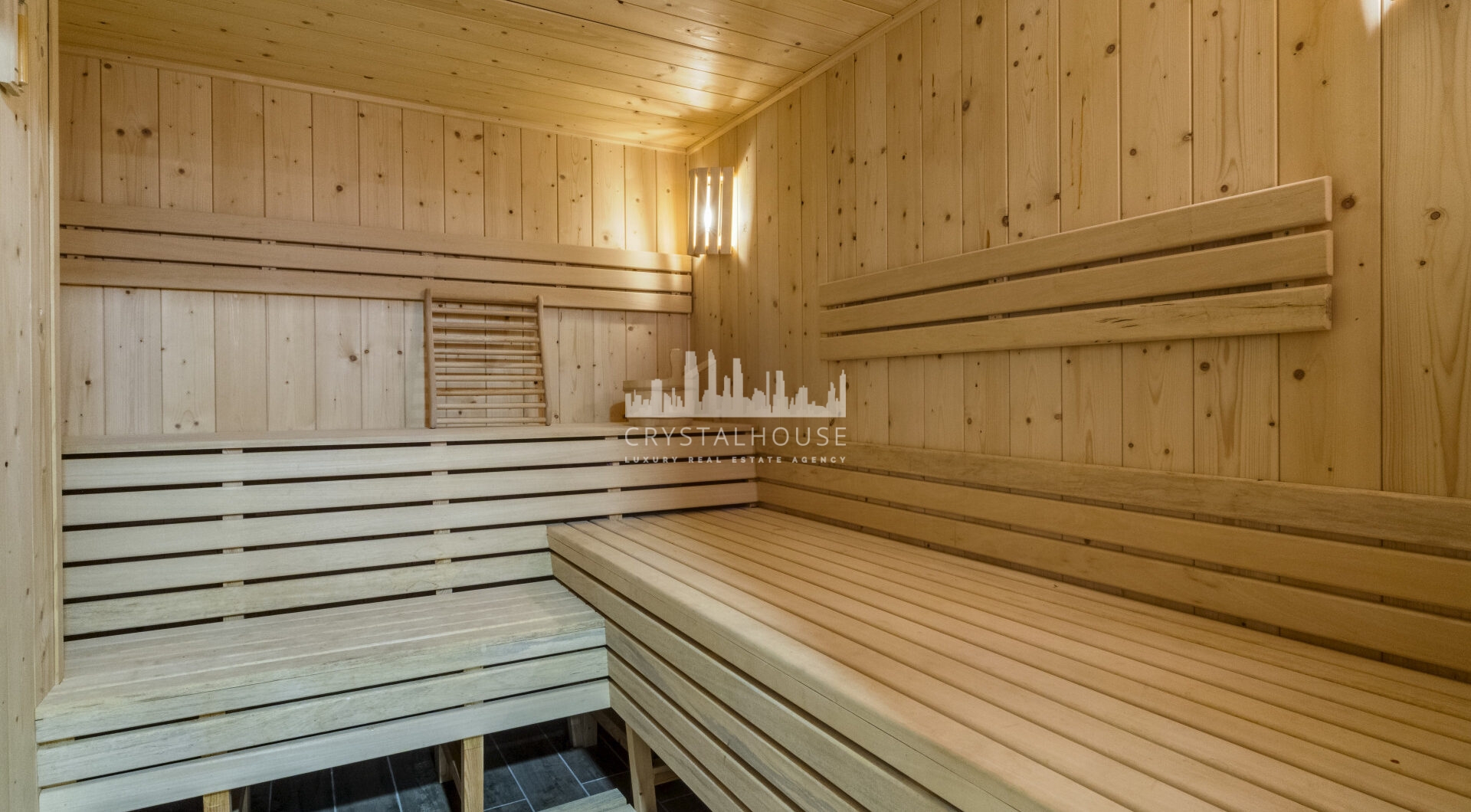 Elegant Four-Sypialnia Townhouse z prywatnym basenem w Lomas de Puente Romano