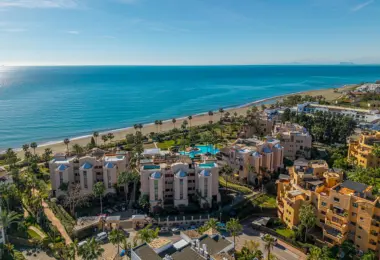 Luxury beachfront apartment in Estepona beachfront residential complex with pool and sea view