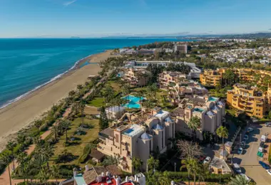 Luxury beachfront apartment in Estepona beachfront residential complex with sea view and tropical gardens