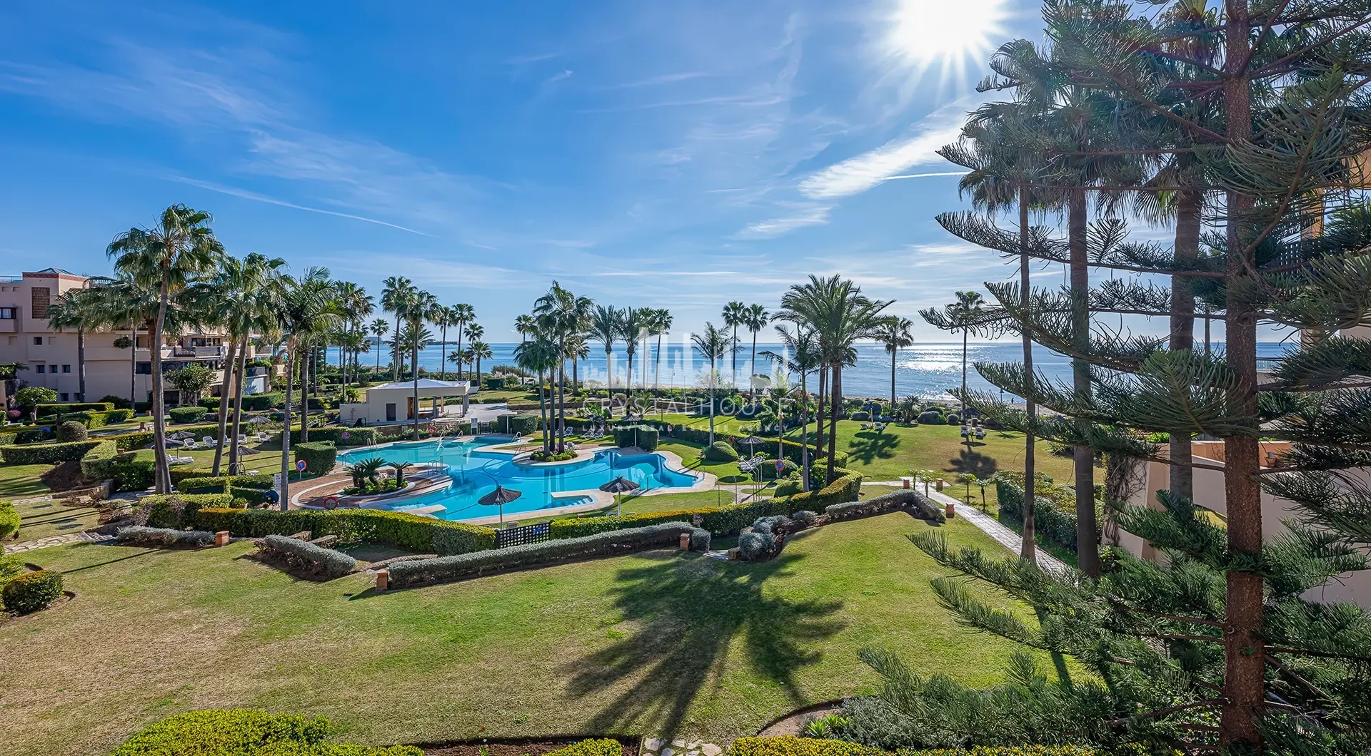 Apartamenty Luxury beachfront apartment in Estepona with sea view, palm trees and resort swimming pool