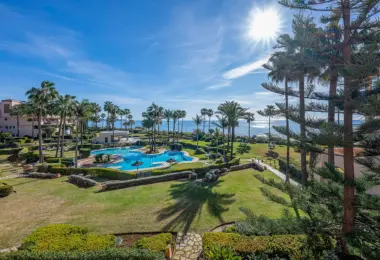 Apartamenty Luxury beachfront apartment in Estepona with sea view, palm trees and resort swimming pool