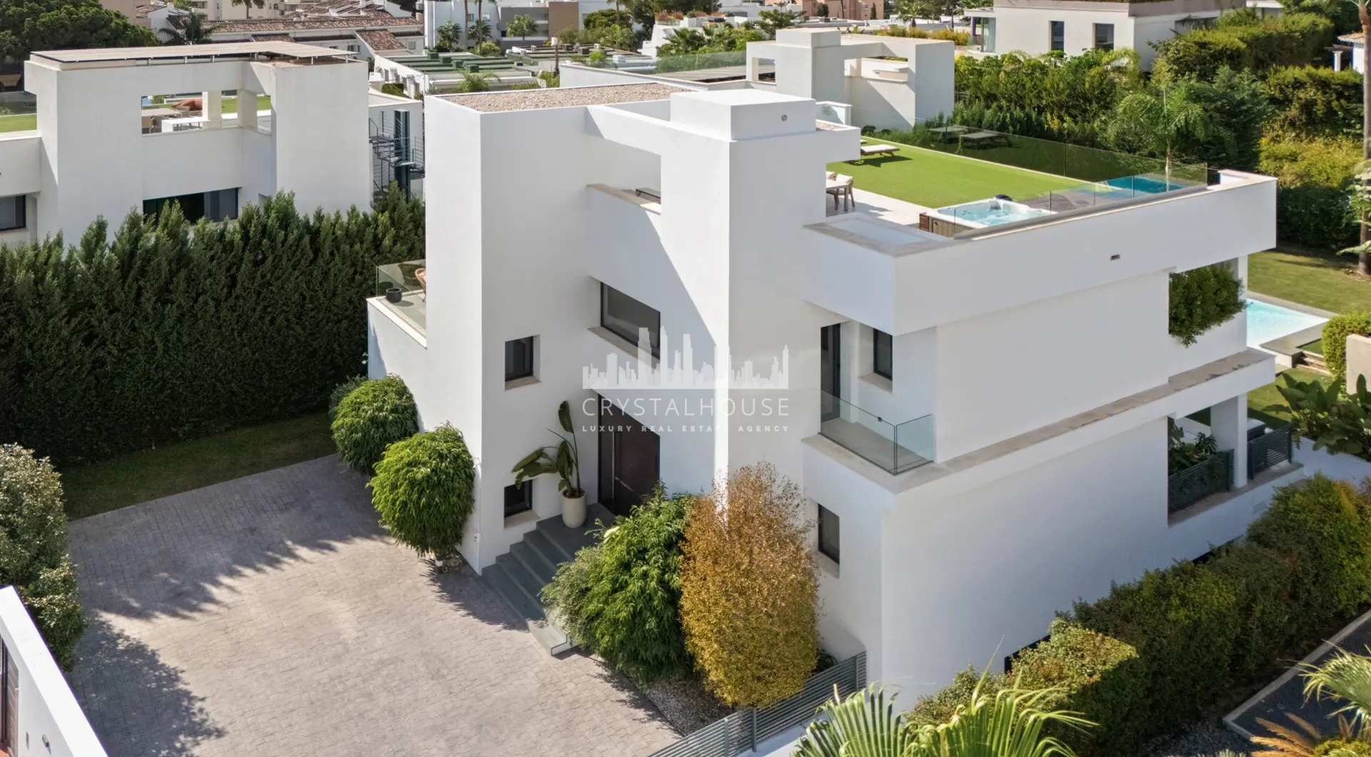 Villa Jardin Marbella – nowoczesna willa z tarasem dachowym i jacuzzi w Marbelli