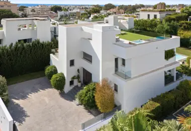 Villa Jardin Marbella – nowoczesna willa z tarasem dachowym i jacuzzi w Marbelli