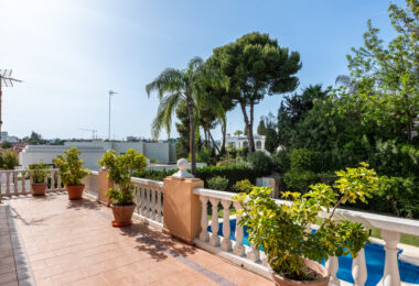 Urocza willa z 5 sypialniami w Atalaya Rio Verde, Marbella