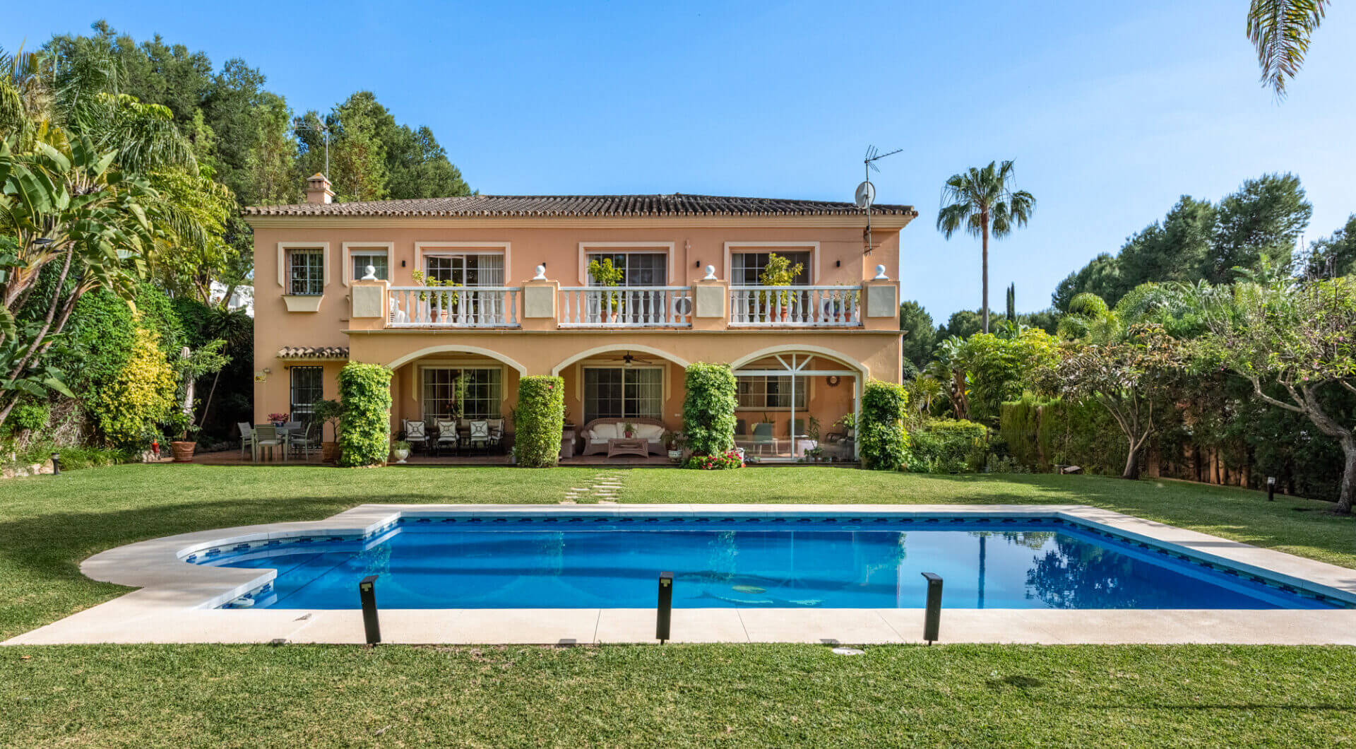 Urocza willa z 5 sypialniami w Atalaya Rio Verde, Marbella