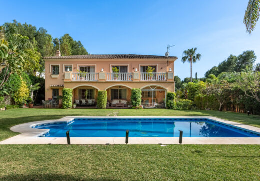 Urocza willa z 5 sypialniami w Atalaya Rio Verde, Marbella