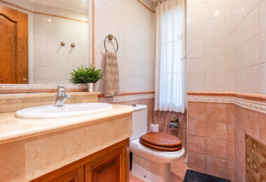 Urocza willa z 5 sypialniami w Atalaya Rio Verde, Marbella