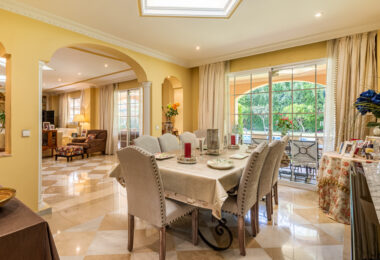 Urocza willa z 5 sypialniami w Atalaya Rio Verde, Marbella