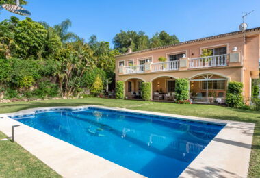 Urocza willa z 5 sypialniami w Atalaya Rio Verde, Marbella