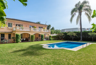 Urocza willa z 5 sypialniami w Atalaya Rio Verde, Marbella