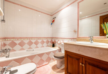 Urocza willa z 5 sypialniami w Atalaya Rio Verde, Marbella