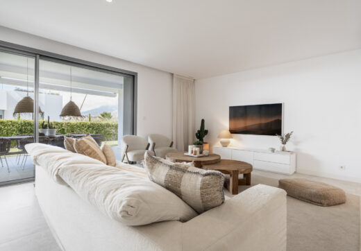 Luksusowy Apartament na Parterze z Ogrodem i Częściowym Widokiem na Morze w Marbella Wschodnia