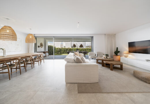 Luksusowy Apartament na Parterze z Ogrodem i Częściowym Widokiem na Morze w Marbella Wschodnia