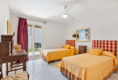 Przestronne trzypokojowe mieszkanie na parterze znajduje się w strzeżonej społeczności Las Jacarandas, Bel Air